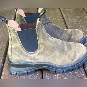 Blundstone Women’s Lug Sole #2322 size 9 Dark Olive Suede